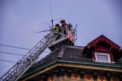 Stuttgart Ost: Sturm deckt Flachdach ab